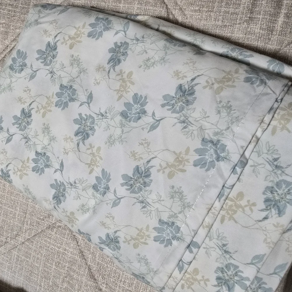 Floral Blue and White Bedding Set